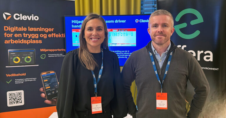 Representanter fra Clevio og Effera på stand under HMS-konferansen Bygg og Anlegg 2025 på Thon Hotel Arena Lillestrøm.