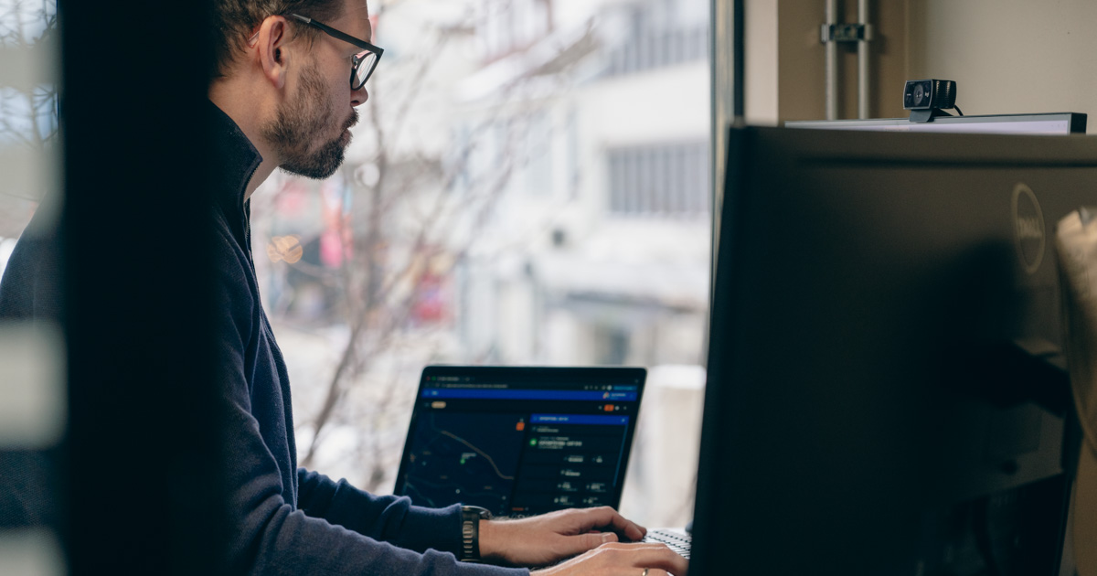 Senior utvikler jobber med IoT-utvikling og industrielle systemer hos Clevio.