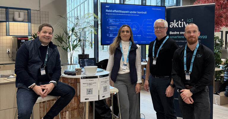 Fire personer på Clevio og ERVs felles stand på Oslo Proptech Summit 2026, foran en skjerm og en roll-up om AktivIoT.